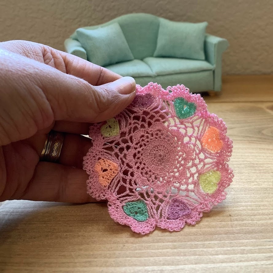 Micro Crochet Dollhouse Doily – Hand-Crocheted Miniature Round Tablecloth with Hearts