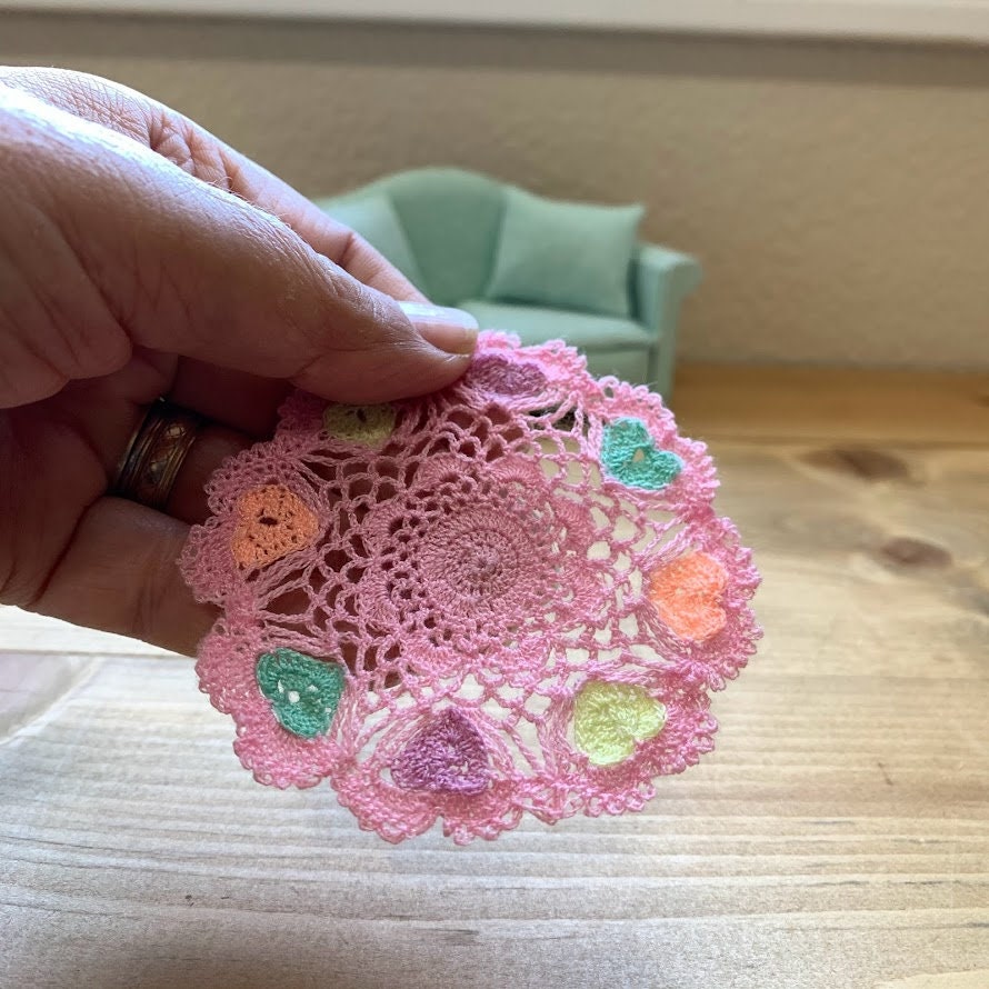 Micro Crochet Dollhouse Doily – Hand-Crocheted Miniature Round Tablecloth with Hearts