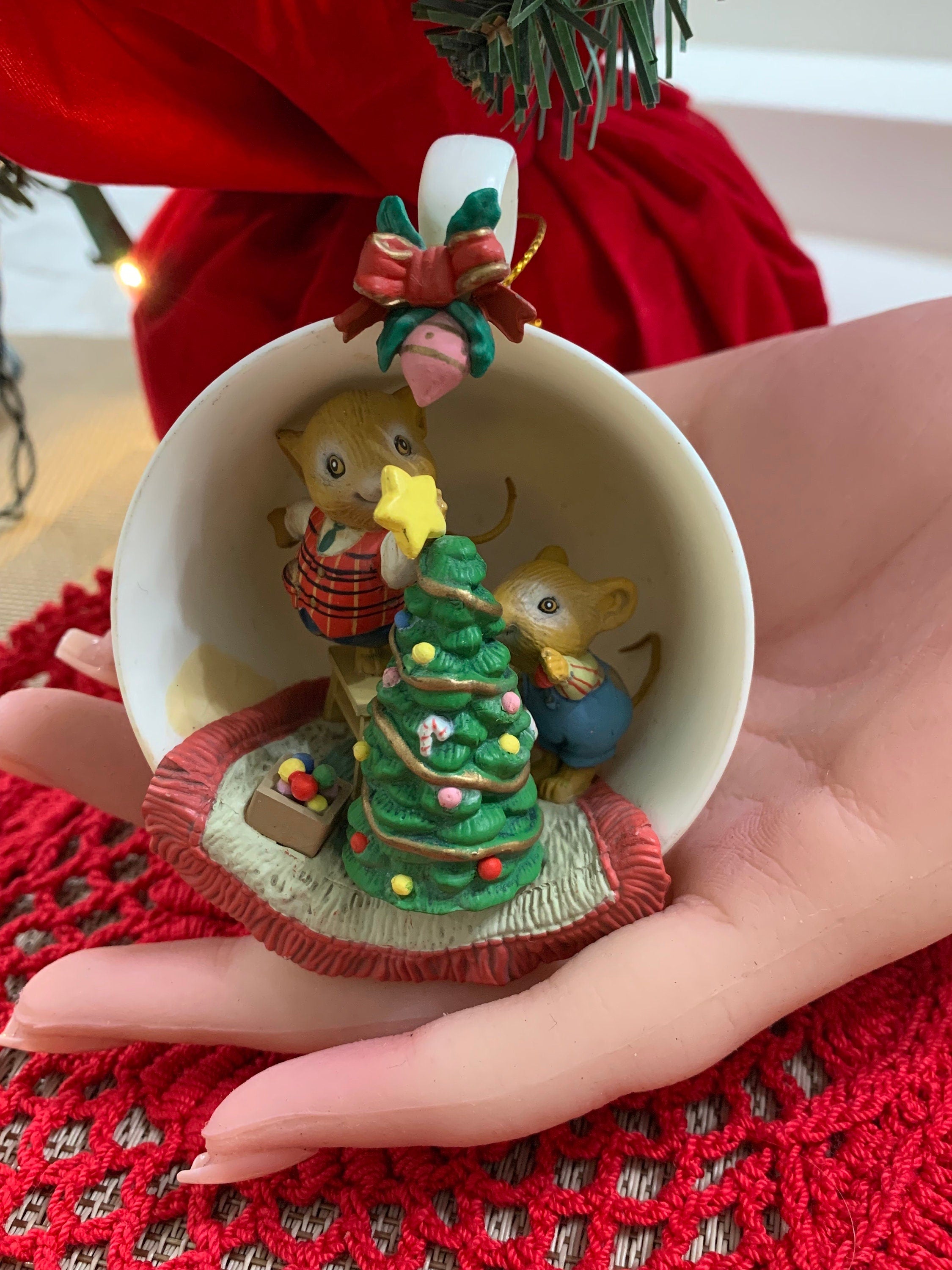 1990 VTG Deck The Halls Enesco Mice decorating a Christmas tree in a Teacup Ornament Rare